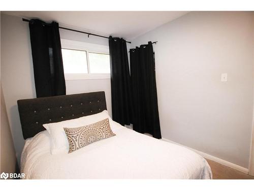 224 Axminster Drive, Richmond Hill, ON - Indoor Photo Showing Bedroom