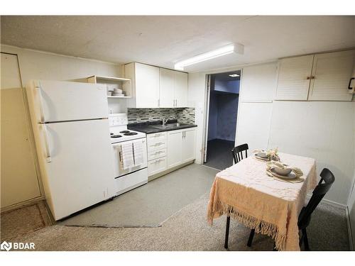 224 Axminster Drive, Richmond Hill, ON - Indoor Photo Showing Kitchen