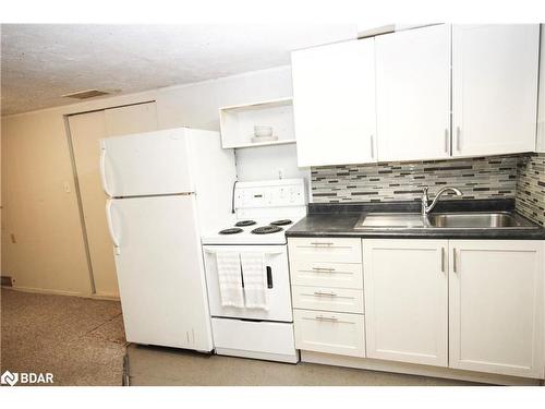 224 Axminster Drive, Richmond Hill, ON - Indoor Photo Showing Kitchen With Double Sink