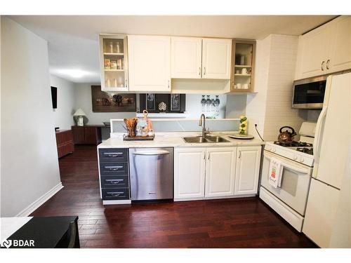 224 Axminster Drive, Richmond Hill, ON - Indoor Photo Showing Kitchen With Double Sink