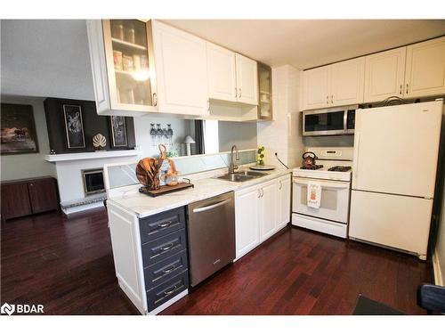 224 Axminster Drive, Richmond Hill, ON - Indoor Photo Showing Kitchen With Double Sink