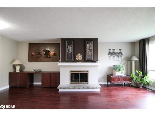 224 Axminster Drive, Richmond Hill, ON - Indoor Photo Showing Living Room With Fireplace