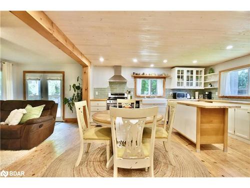 1001 Evergreen Cr Court, Gravenhurst, ON - Indoor Photo Showing Dining Room