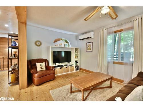 1001 Evergreen Cr Court, Gravenhurst, ON - Indoor Photo Showing Living Room