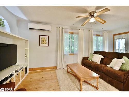 1001 Evergreen Cr Court, Gravenhurst, ON - Indoor Photo Showing Living Room