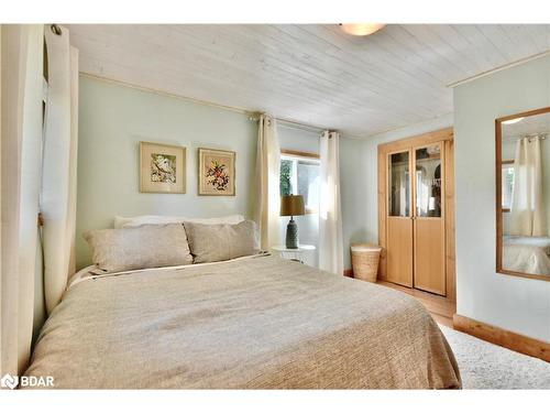 1001 Evergreen Cr Court, Gravenhurst, ON - Indoor Photo Showing Bedroom