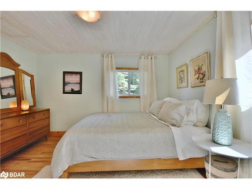 1001 Evergreen Cr Court, Gravenhurst, ON - Indoor Photo Showing Bedroom