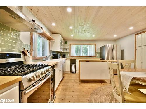 1001 Evergreen Cr Court, Gravenhurst, ON - Indoor Photo Showing Kitchen With Stainless Steel Kitchen With Upgraded Kitchen