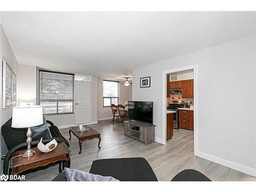 314-10 Edgecliff Golfway, North York, ON - Indoor Photo Showing Living Room