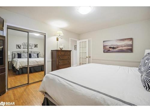 300 Duckworth Street, Barrie, ON - Indoor Photo Showing Bedroom