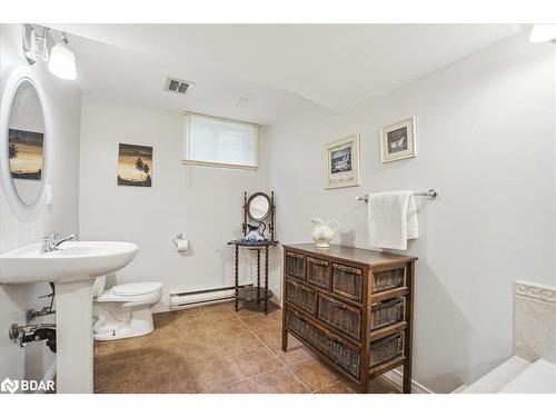 300 Duckworth Street, Barrie, ON - Indoor Photo Showing Bathroom