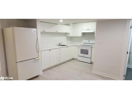 Lower-112 Bird Street, Barrie, ON - Indoor Photo Showing Kitchen