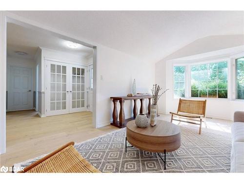 30 Ambler Bay, Barrie, ON - Indoor Photo Showing Living Room