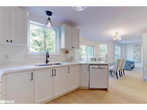 30 Ambler Bay, Barrie, ON - Indoor Photo Showing Kitchen