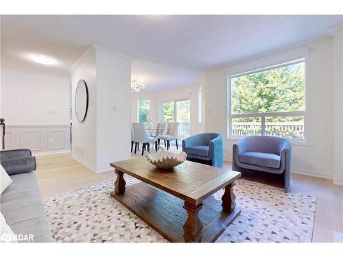 30 Ambler Bay, Barrie, ON - Indoor Photo Showing Living Room