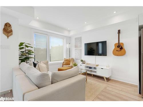 21 Fairlane Avenue, Barrie, ON - Indoor Photo Showing Living Room