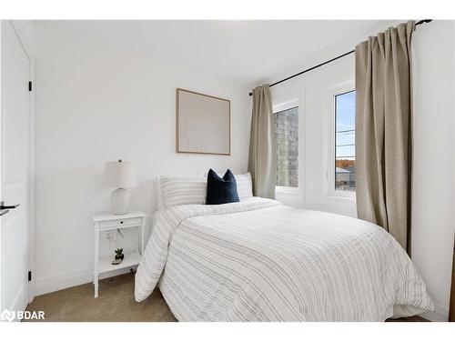 21 Fairlane Avenue, Barrie, ON - Indoor Photo Showing Bedroom