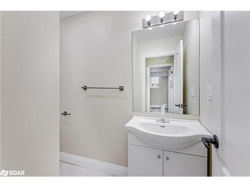 2-98 Peel Street, Barrie, ON - Indoor Photo Showing Bathroom