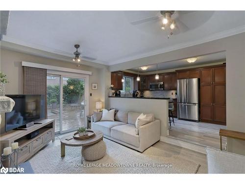 4320 Shelby Crescent, Mississauga, ON - Indoor Photo Showing Living Room