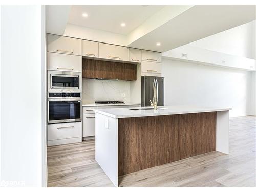 3781 Sunbank Crescent, Severn, ON - Indoor Photo Showing Kitchen With Upgraded Kitchen