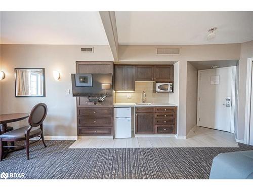 2220-2221-90 Highland Drive, Oro-Medonte, ON - Indoor Photo Showing Kitchen