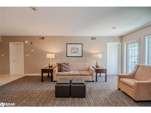 2220-2221-90 Highland Drive, Oro-Medonte, ON - Indoor Photo Showing Living Room