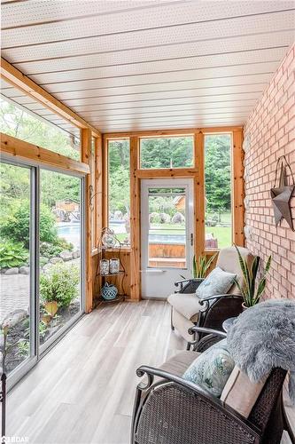 697 Lafontaine Road E, Tiny, ON - Indoor Photo Showing Living Room