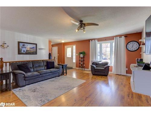 44 Geddes Street W, Clifford, ON - Indoor Photo Showing Living Room