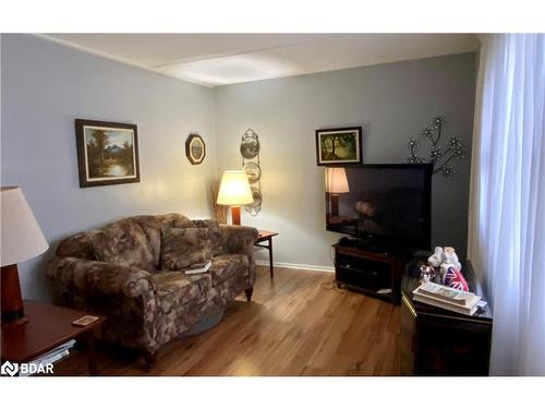 5 Locust Hill Court, Innisfil, ON - Indoor Photo Showing Living Room