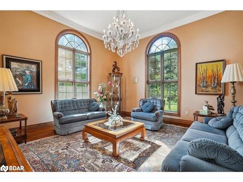 1630 Pelham Street, Fonthill, ON - Indoor Photo Showing Living Room