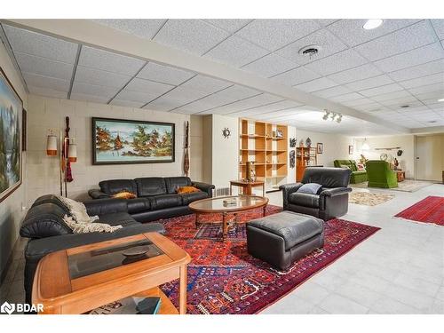 1630 Pelham Street, Fonthill, ON - Indoor Photo Showing Living Room