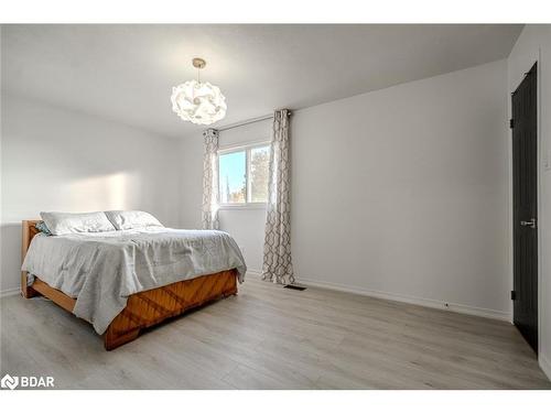 75 Garden Drive, Barrie, ON - Indoor Photo Showing Bedroom