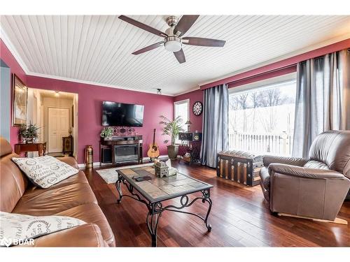 3194 Shoreview Drive, Washago, ON - Indoor Photo Showing Living Room