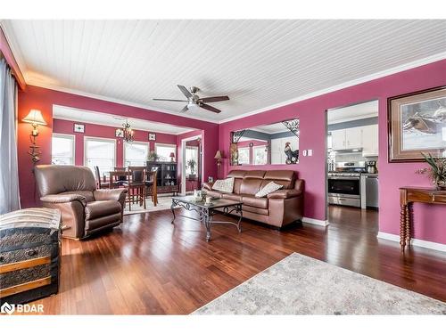 3194 Shoreview Drive, Washago, ON - Indoor Photo Showing Living Room