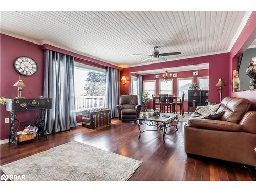 3194 Shoreview Drive, Washago, ON - Indoor Photo Showing Living Room