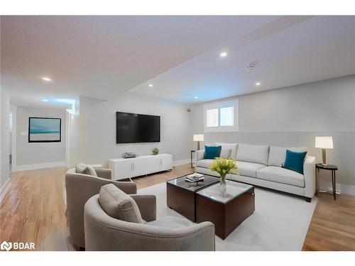 27 Houben Crescent, Oro-Medonte, ON - Indoor Photo Showing Living Room