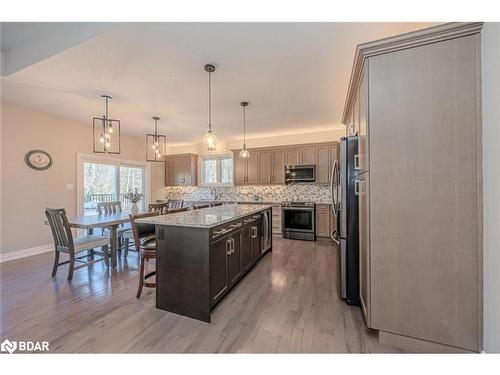 27 Houben Crescent, Oro-Medonte, ON - Indoor Photo Showing Kitchen With Upgraded Kitchen