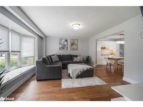 125 Alicewood Court, Etobicoke, ON - Indoor Photo Showing Living Room