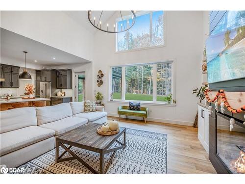 1025 Davis Drive, Gravenhurst, ON - Indoor Photo Showing Living Room