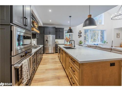 1025 Davis Drive, Gravenhurst, ON - Indoor Photo Showing Kitchen With Upgraded Kitchen