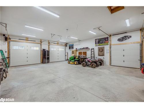 1025 Davis Drive, Gravenhurst, ON - Indoor Photo Showing Garage