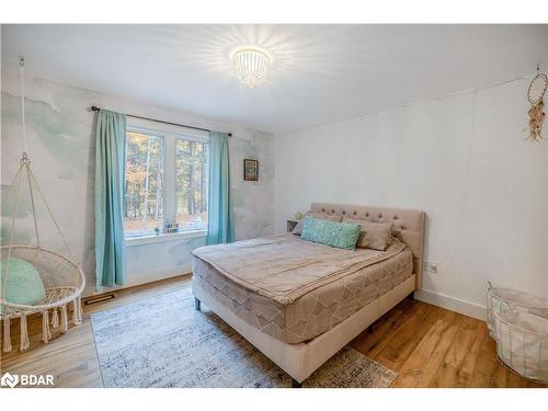 1025 Davis Drive, Gravenhurst, ON - Indoor Photo Showing Bedroom