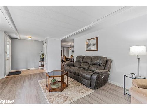 38 Main Street, Innisfil, ON - Indoor Photo Showing Living Room