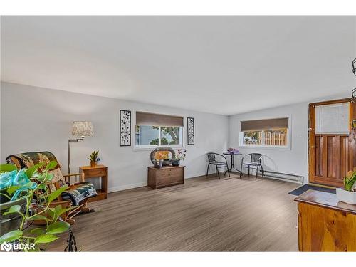 38 Main Street, Innisfil, ON - Indoor Photo Showing Living Room