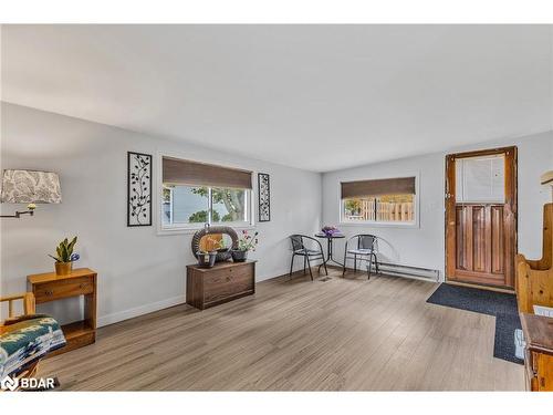 38 Main Street, Innisfil, ON - Indoor Photo Showing Living Room