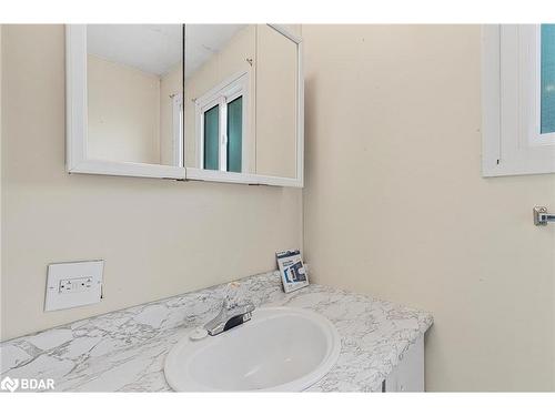 38 Main Street, Innisfil, ON - Indoor Photo Showing Bathroom