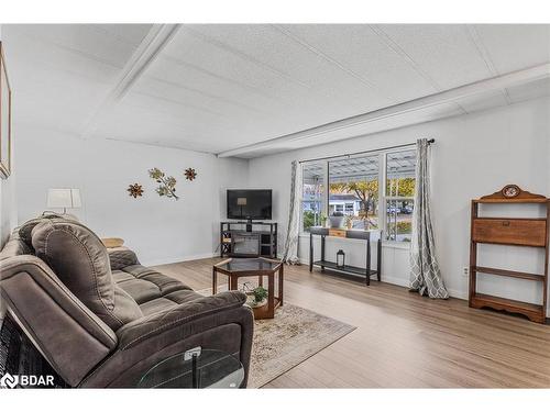 38 Main Street, Innisfil, ON - Indoor Photo Showing Living Room