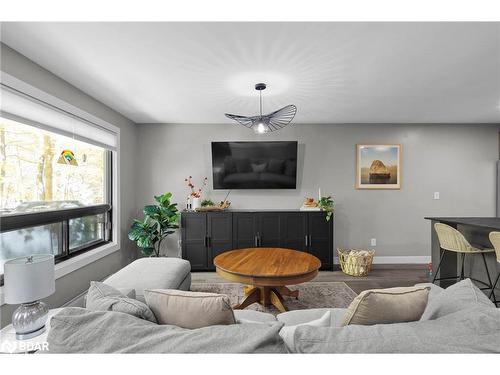 70 Huronwoods Drive, Oro-Medonte, ON - Indoor Photo Showing Living Room