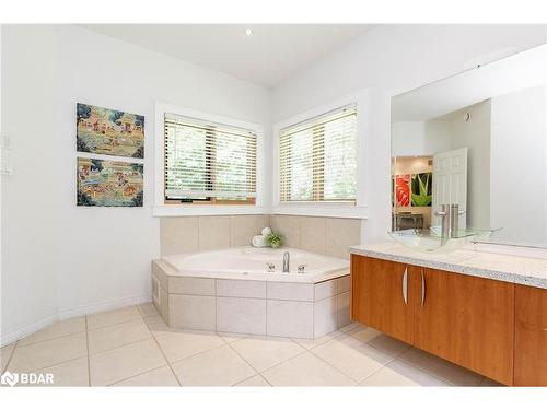 18 Red Oak Crescent, Oro-Medonte, ON - Indoor Photo Showing Bathroom