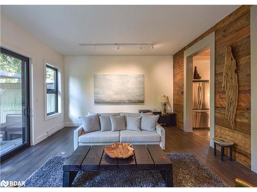 101 Jarvis Street, Orillia, ON - Indoor Photo Showing Living Room